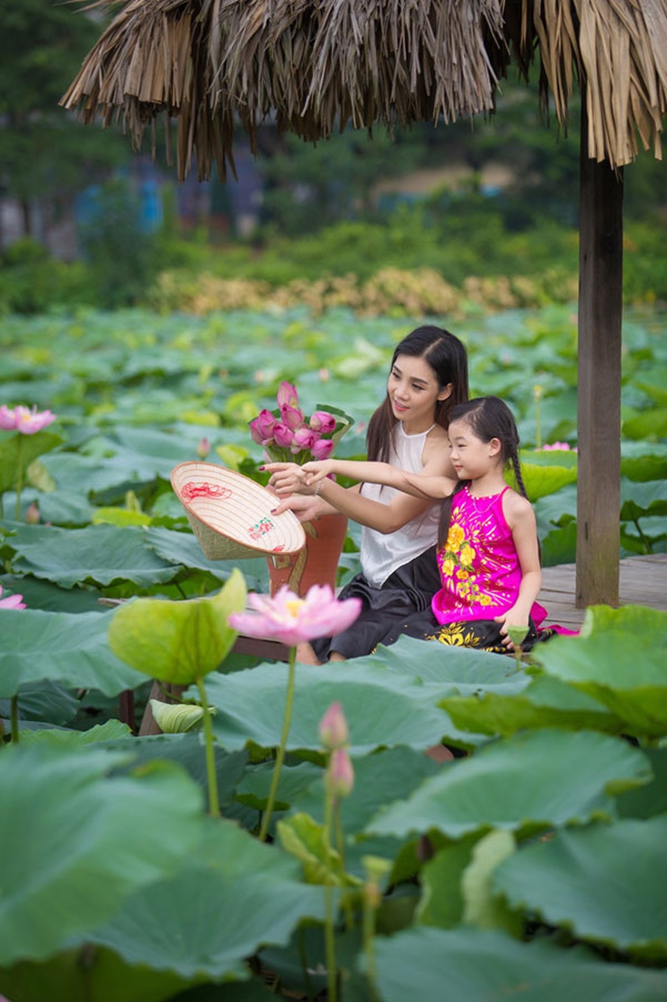 Người mẫu Sao Xa khoe dáng mình hạc xương mai bên hồ sen - 7 Người mẫu Sao Xa khoe dáng mình hạc xương mai bên hồ sen - 7