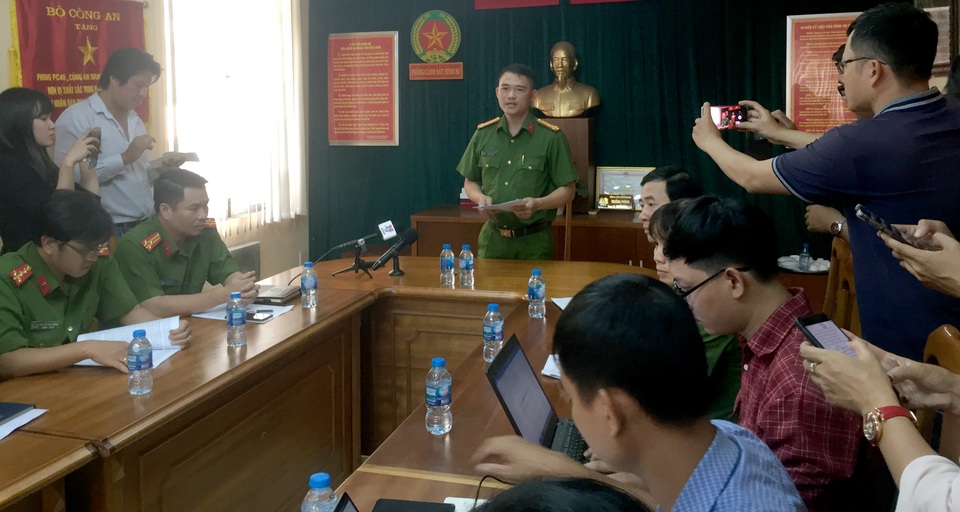 Công an TPHCM hướng dẫn người dân cách xử lý khi bị “khủng bố” bằng chất bẩn - 2 Công an TPHCM hướng dẫn người dân cách xử lý khi bị “khủng bố” bằng chất bẩn - 2