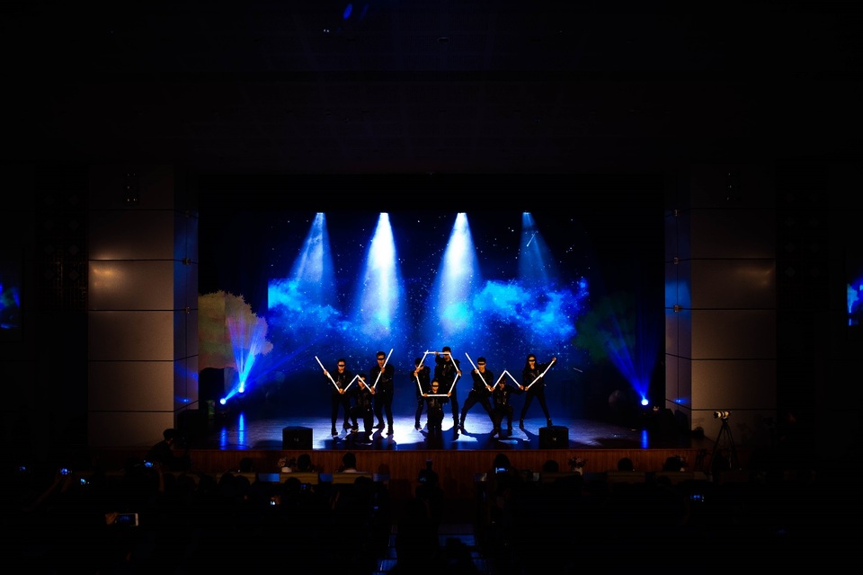 Thần đồng âm nhạc Jayden Trịnh góp mặt tại đêm gala cực wow của Apollo English - 8 Thần đồng âm nhạc Jayden Trịnh góp mặt tại đêm gala cực wow của Apollo English - 8