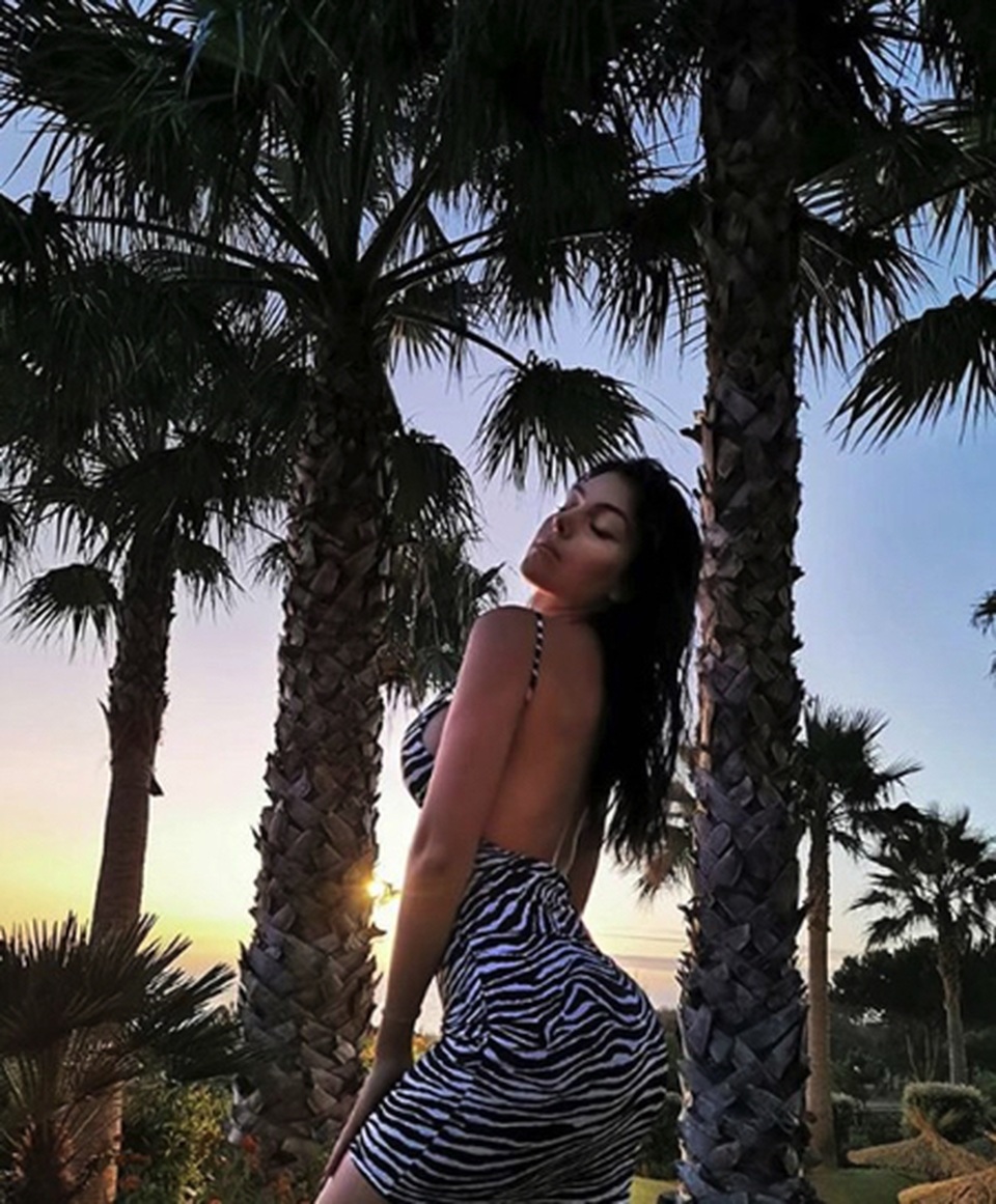 Bạn gái C.Ronaldo tạo dáng gợi cảm, khoe đường cong quyến rũ - 1 Bạn gái C.Ronaldo tạo dáng gợi cảm, khoe đường cong quyến rũ - 1