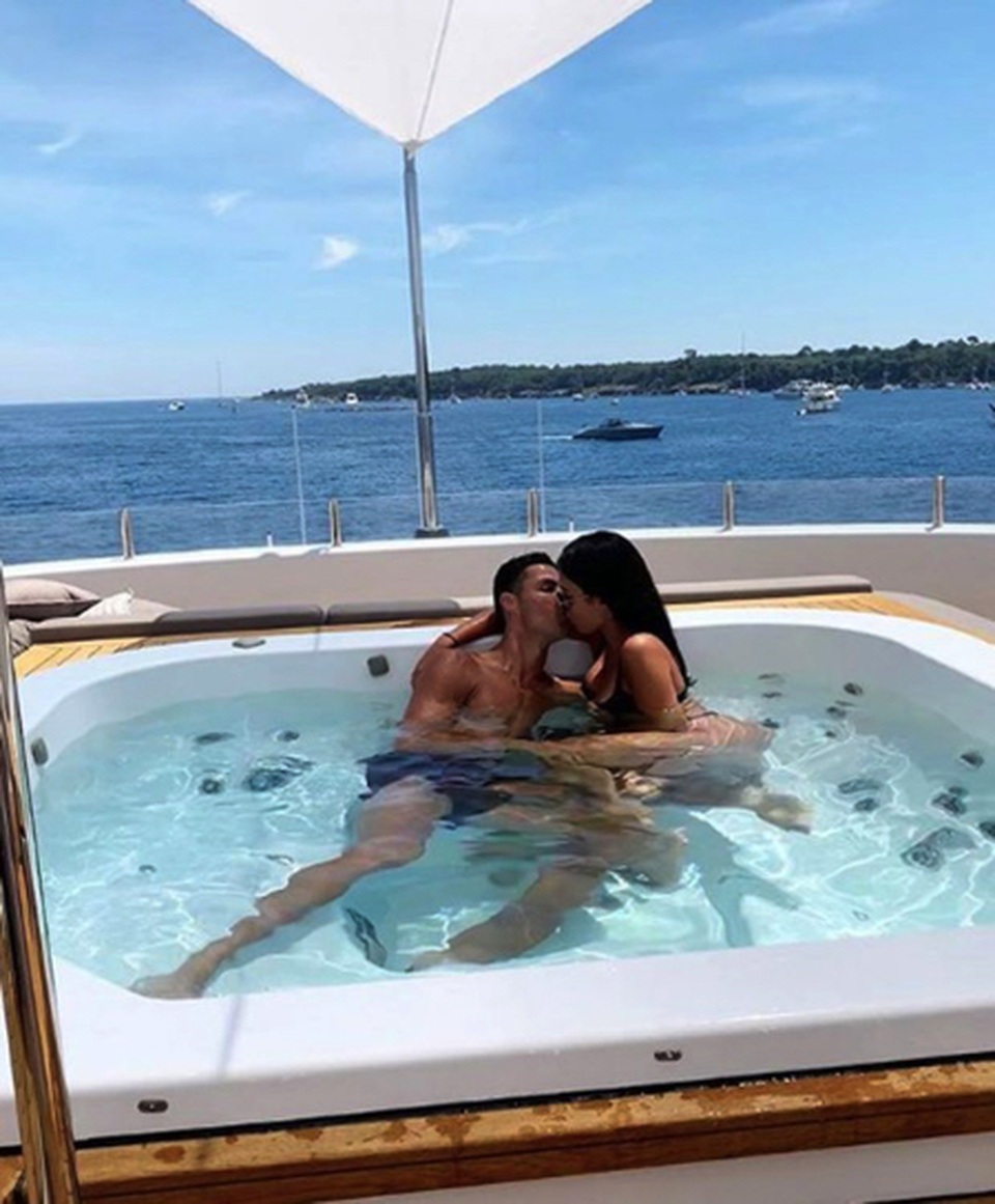 Bạn gái C.Ronaldo tạo dáng gợi cảm, khoe đường cong quyến rũ - 2 Bạn gái C.Ronaldo tạo dáng gợi cảm, khoe đường cong quyến rũ - 2