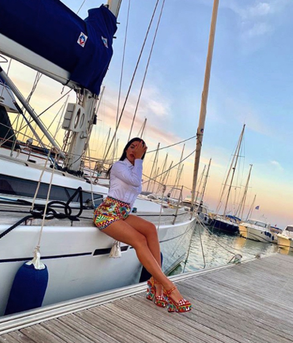 Bạn gái C.Ronaldo tạo dáng gợi cảm, khoe đường cong quyến rũ - 6 Bạn gái C.Ronaldo tạo dáng gợi cảm, khoe đường cong quyến rũ - 6