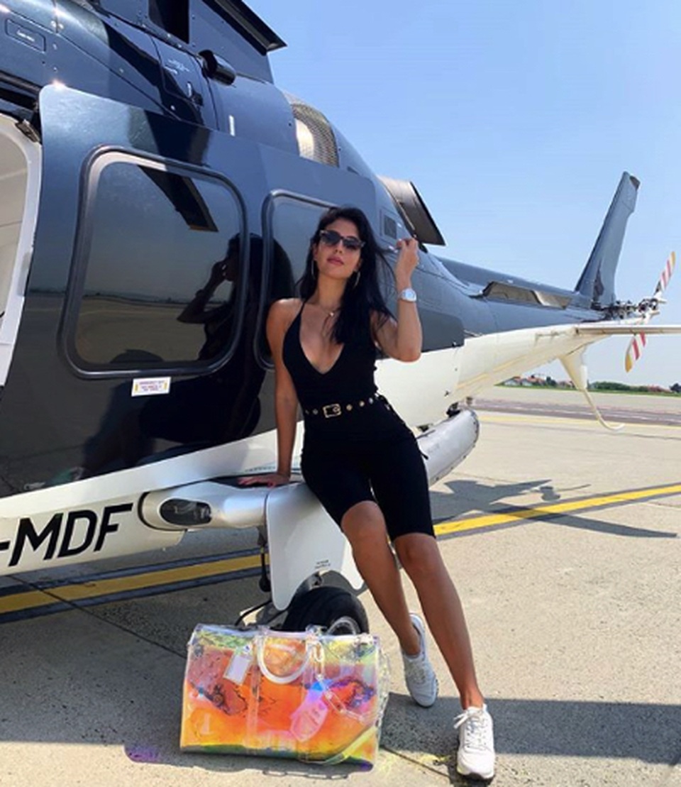 Bạn gái C.Ronaldo tạo dáng gợi cảm, khoe đường cong quyến rũ - 7 Bạn gái C.Ronaldo tạo dáng gợi cảm, khoe đường cong quyến rũ - 7