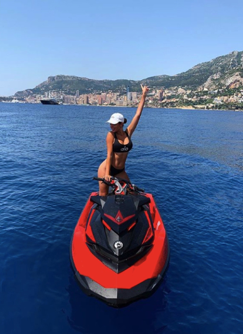 Bạn gái C.Ronaldo tạo dáng gợi cảm, khoe đường cong quyến rũ - 9 Bạn gái C.Ronaldo tạo dáng gợi cảm, khoe đường cong quyến rũ - 9