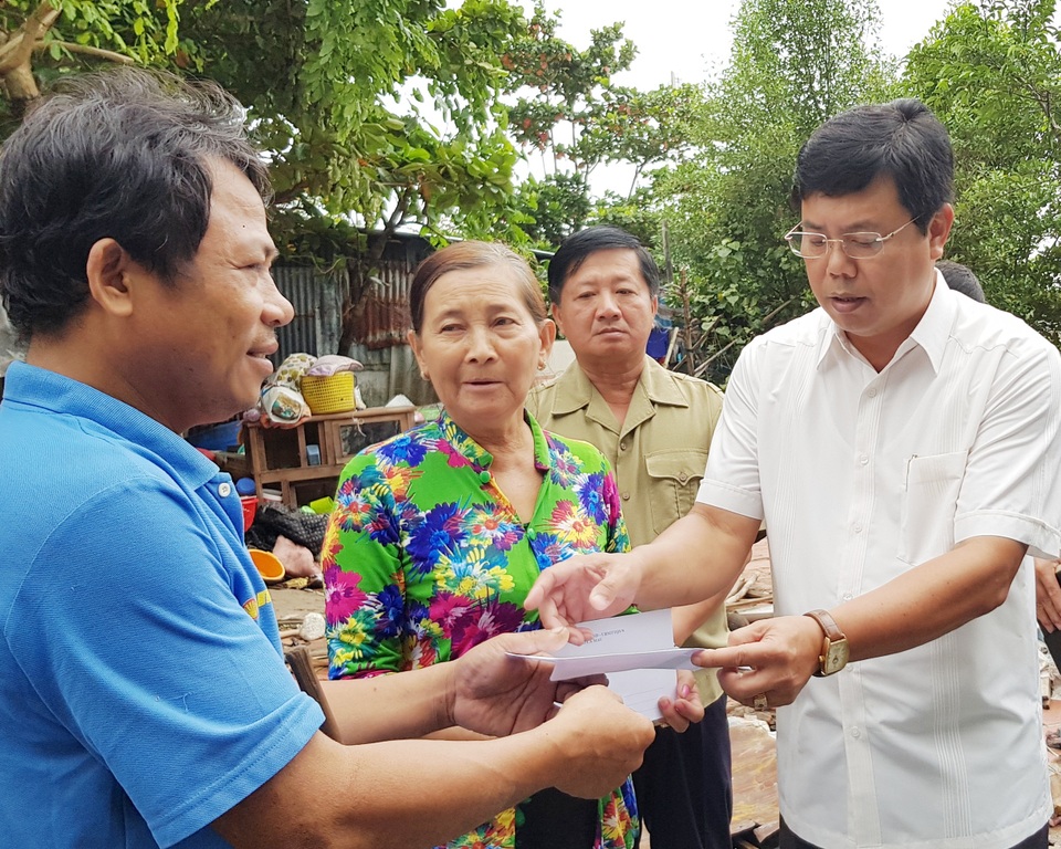 Chủ tịch Cà Mau: Không để người dân sống cảnh “màn trời chiếu đất” - 1 Chủ tịch Cà Mau: Không để người dân sống cảnh “màn trời chiếu đất” - 1