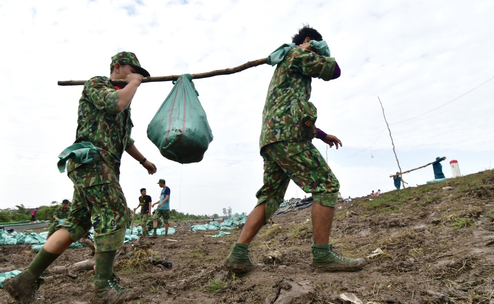 Chủ tịch Cà Mau: Không để người dân sống cảnh “màn trời chiếu đất” - 6 Chủ tịch Cà Mau: Không để người dân sống cảnh “màn trời chiếu đất” - 6