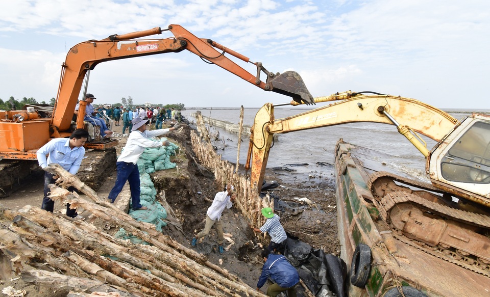 Chủ tịch Cà Mau: Không để người dân sống cảnh “màn trời chiếu đất” - 7 Chủ tịch Cà Mau: Không để người dân sống cảnh “màn trời chiếu đất” - 7