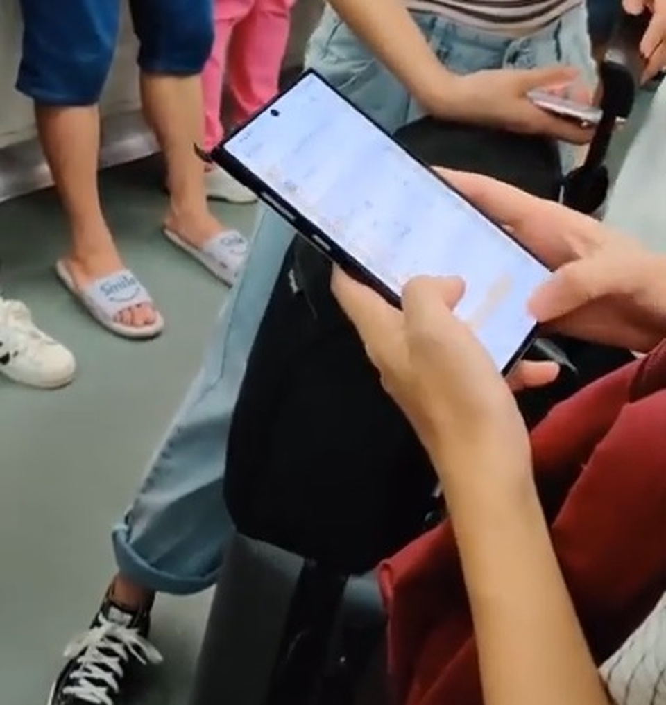 Xuất hiện video quay Galaxy Note10 đang được sử dụng nơi công cộng - 1 Xuất hiện video quay Galaxy Note10 đang được sử dụng nơi công cộng - 1