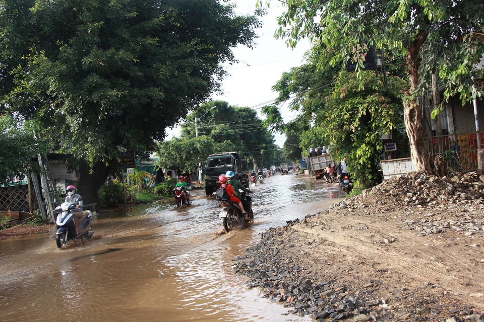 Dân vùng núi lội bì bõm trên quốc lộ suốt 3 năm - 1 Dân vùng núi lội bì bõm trên quốc lộ suốt 3 năm - 1