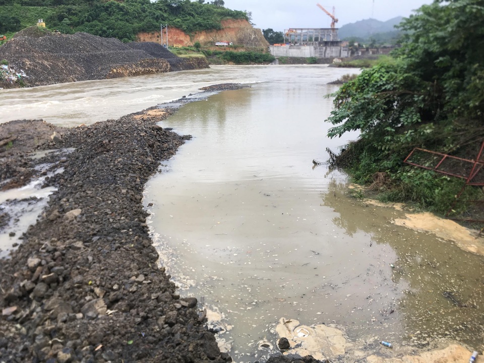 Thủy điện của vợ PGĐ Sở nắn dòng: Cam kết khắc phục tình trạng thiếu nước - 1 Thủy điện của vợ PGĐ Sở nắn dòng: Cam kết khắc phục tình trạng thiếu nước - 1