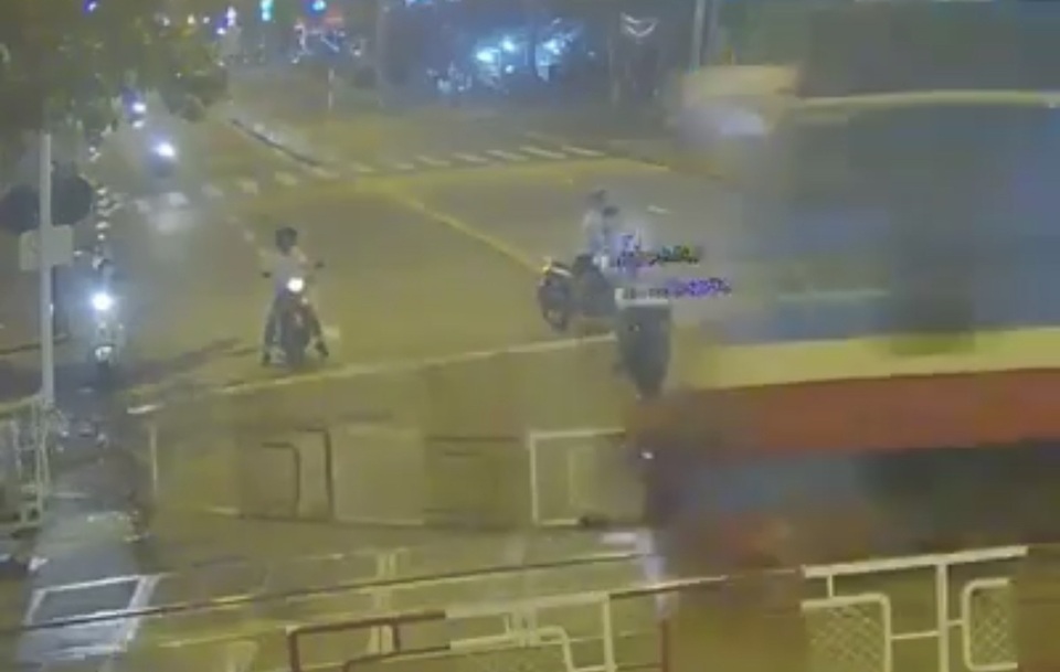 Kinh hoàng giây phút người đi xe máy lao vào đoàn tàu - 1 Kinh hoàng giây phút người đi xe máy lao vào đoàn tàu - 1