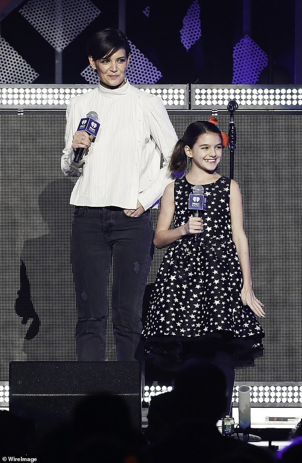 Katie Holmes giản dị cùng con ra phố - 6