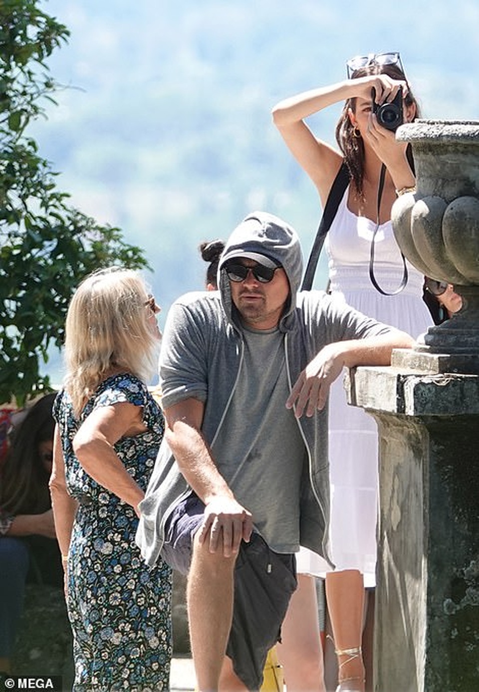 Leonardo Di Caprio đưa bạn gái kém 22 tuổi đi chơi cùng mẹ ruột - 11