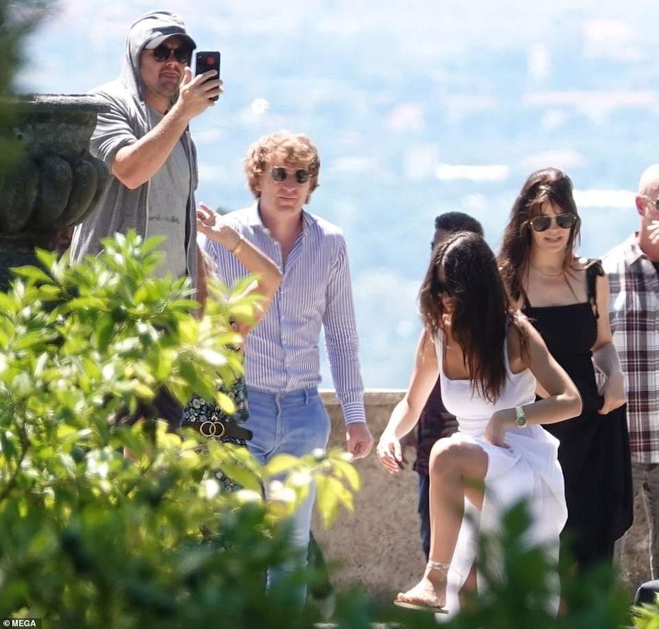 Leonardo Di Caprio đưa bạn gái kém 22 tuổi đi chơi cùng mẹ ruột - 6