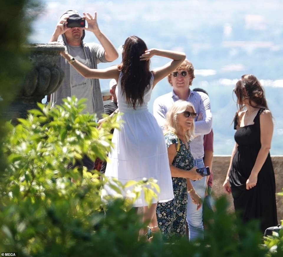 Leonardo Di Caprio đưa bạn gái kém 22 tuổi đi chơi cùng mẹ ruột - 1