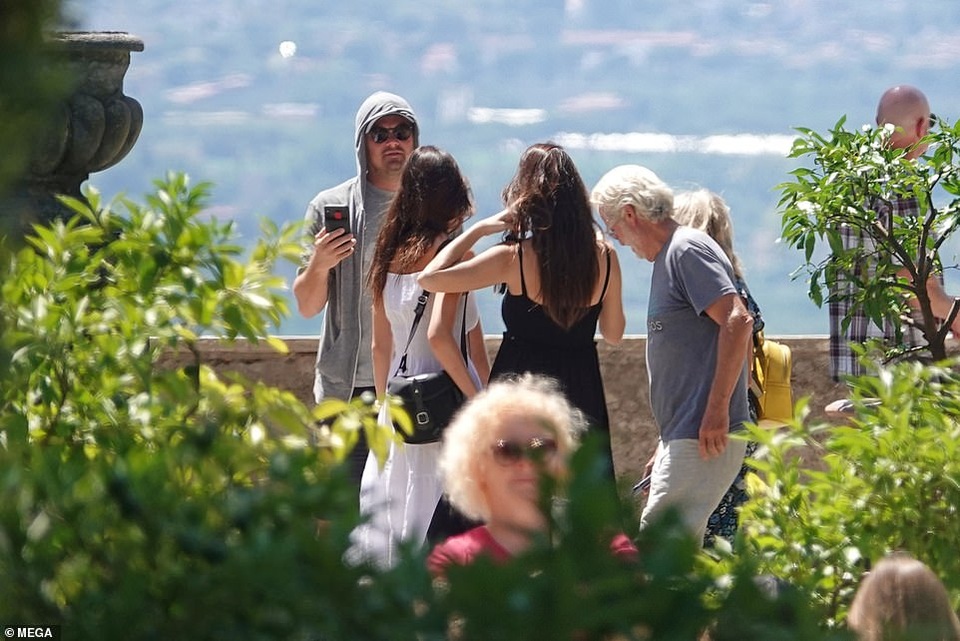 Leonardo Di Caprio đưa bạn gái kém 22 tuổi đi chơi cùng mẹ ruột - 8