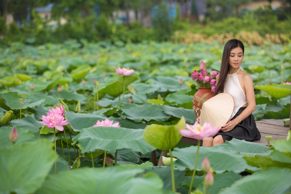 Người mẫu Sao Xa khoe dáng mình hạc xương mai bên hồ sen - 1 Người mẫu Sao Xa khoe dáng mình hạc xương mai bên hồ sen - 1
