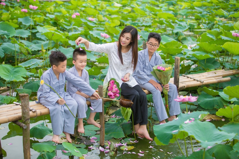 Người mẫu Sao Xa khoe dáng mình hạc xương mai bên hồ sen - 5 Người mẫu Sao Xa khoe dáng mình hạc xương mai bên hồ sen - 5