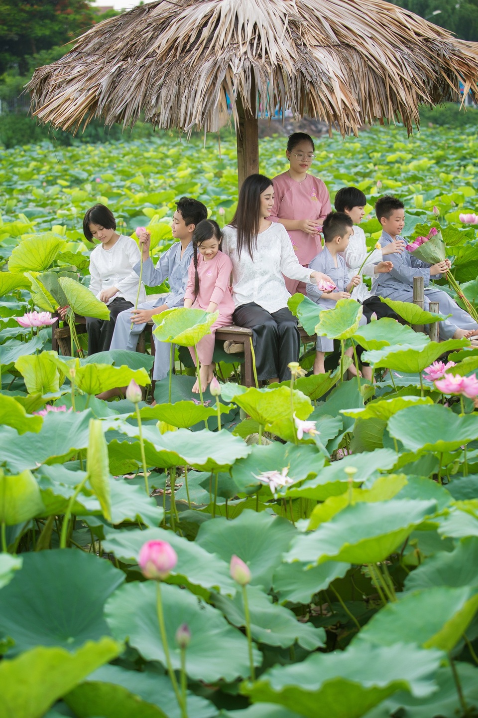 Người mẫu Sao Xa khoe dáng mình hạc xương mai bên hồ sen - 6 Người mẫu Sao Xa khoe dáng mình hạc xương mai bên hồ sen - 6