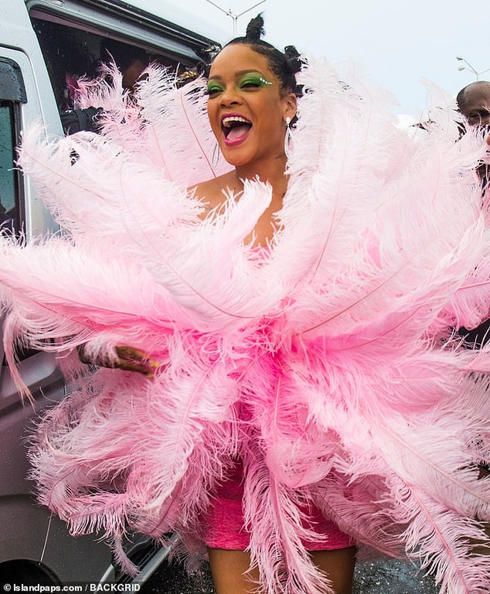 Rihanna hạnh phúc trong vòng vây của người hâm mộ - 1 Rihanna hạnh phúc trong vòng vây của người hâm mộ - 1