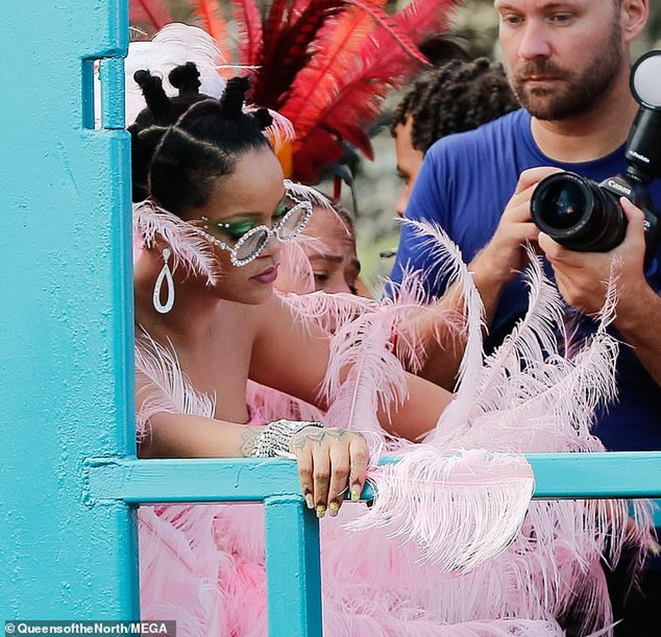 Rihanna hạnh phúc trong vòng vây của người hâm mộ - 10 Rihanna hạnh phúc trong vòng vây của người hâm mộ - 10