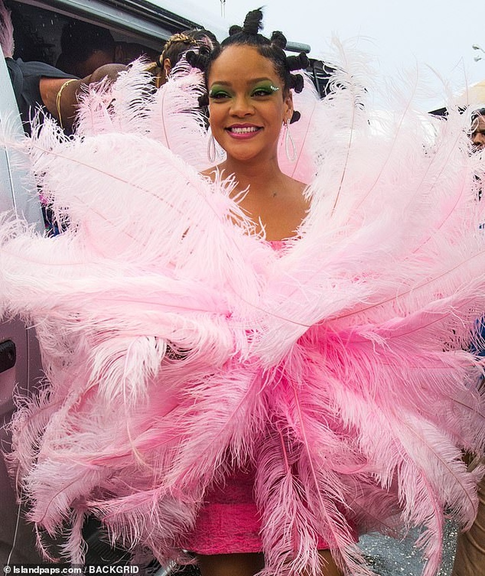 Rihanna hạnh phúc trong vòng vây của người hâm mộ - 4 Rihanna hạnh phúc trong vòng vây của người hâm mộ - 4