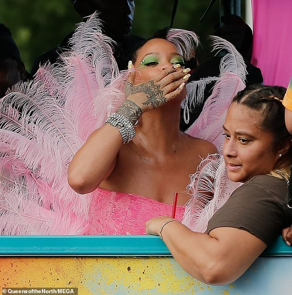 Rihanna hạnh phúc trong vòng vây của người hâm mộ - 11 Rihanna hạnh phúc trong vòng vây của người hâm mộ - 11