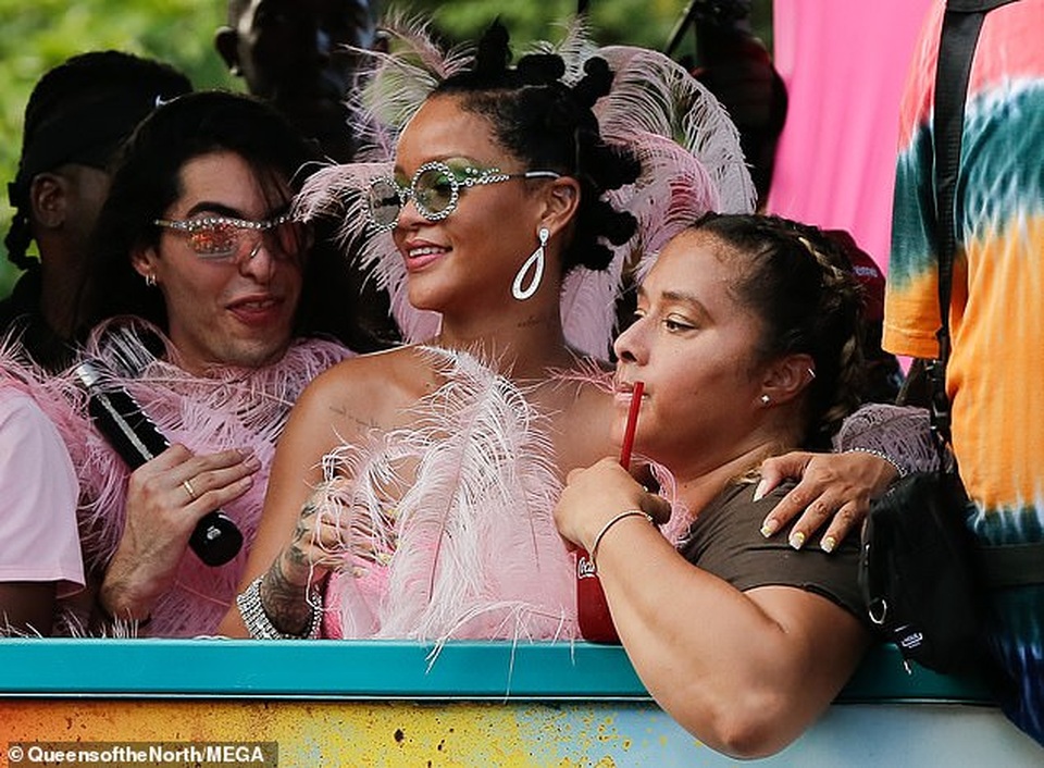 Rihanna hạnh phúc trong vòng vây của người hâm mộ - 12 Rihanna hạnh phúc trong vòng vây của người hâm mộ - 12