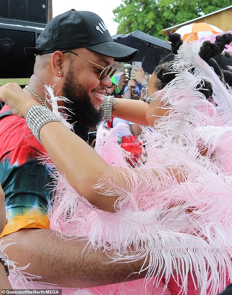 Rihanna hạnh phúc trong vòng vây của người hâm mộ - 8 Rihanna hạnh phúc trong vòng vây của người hâm mộ - 8