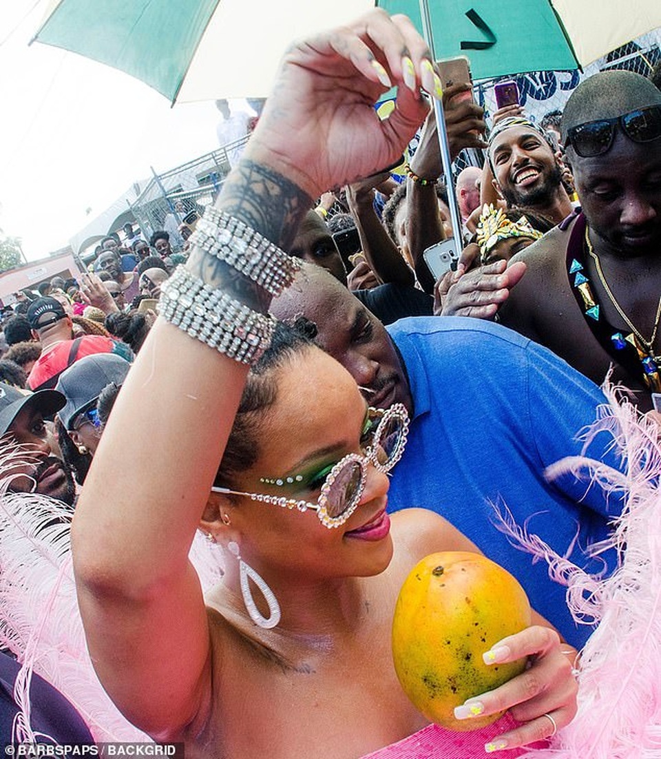 Rihanna hạnh phúc trong vòng vây của người hâm mộ - 9 Rihanna hạnh phúc trong vòng vây của người hâm mộ - 9