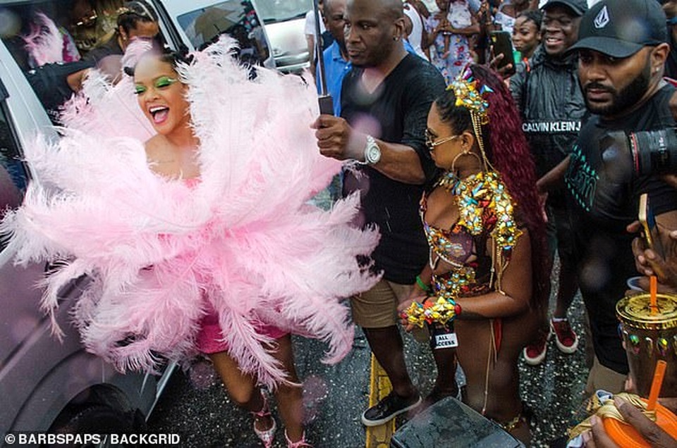 Rihanna hạnh phúc trong vòng vây của người hâm mộ - 6 Rihanna hạnh phúc trong vòng vây của người hâm mộ - 6