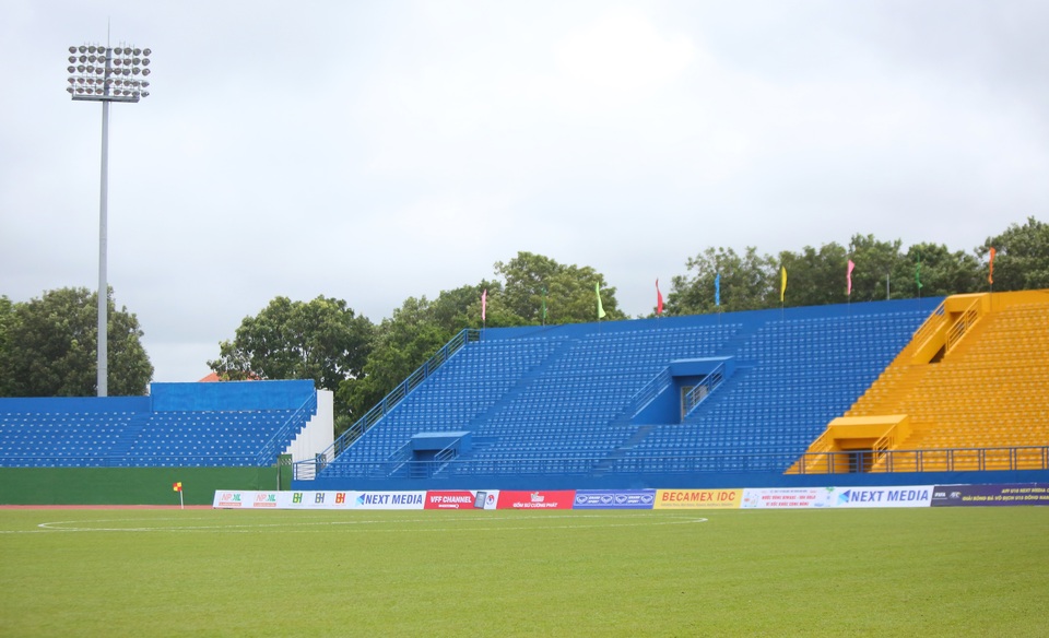 Bầu không khí ảm đạm trong ngày khai màn giải U18 Đông Nam Á - 2 Bầu không khí ảm đạm trong ngày khai màn giải U18 Đông Nam Á - 2