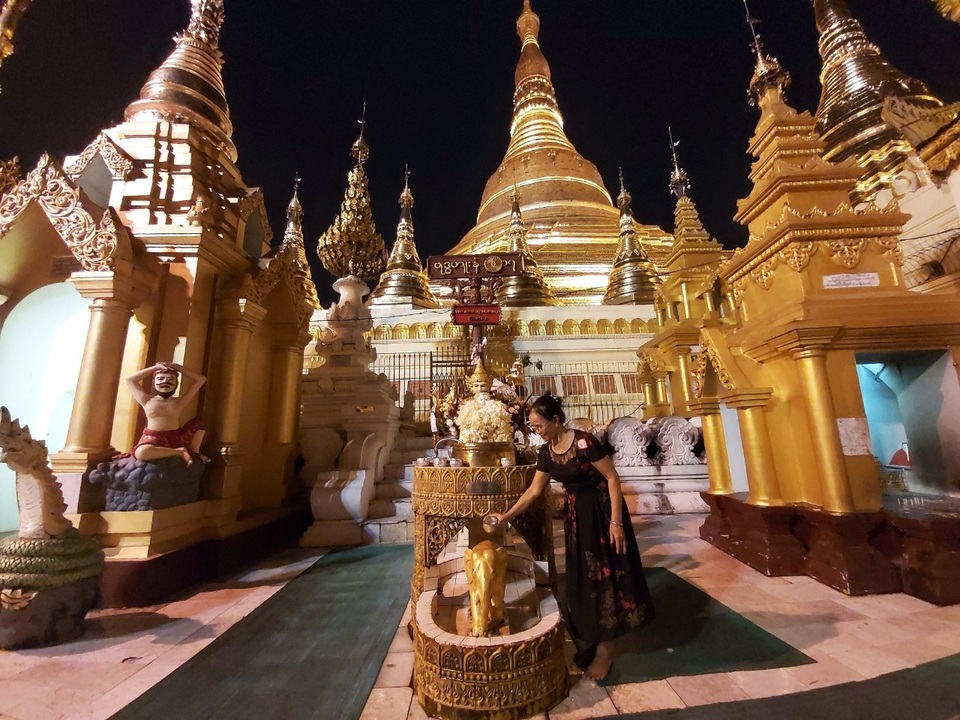 Độc đáo ngôi chùa dát 90 tấn vàng, gắn nghìn viên kim cương đắt giá ở Myanmar - 8 Độc đáo ngôi chùa dát 90 tấn vàng, gắn nghìn viên kim cương đắt giá ở Myanmar - 8