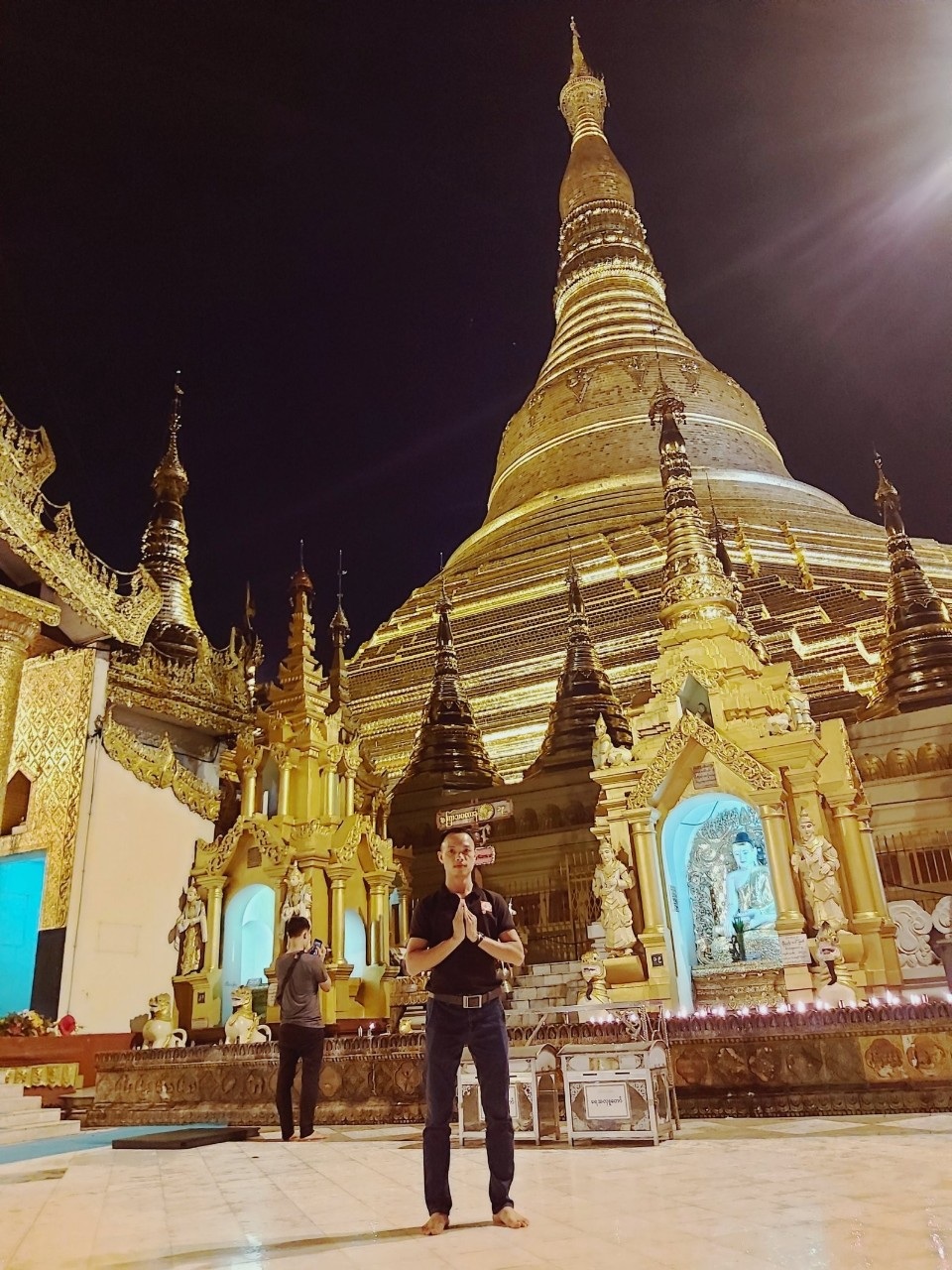Độc đáo ngôi chùa dát 90 tấn vàng, gắn nghìn viên kim cương đắt giá ở Myanmar - 3 Độc đáo ngôi chùa dát 90 tấn vàng, gắn nghìn viên kim cương đắt giá ở Myanmar - 3