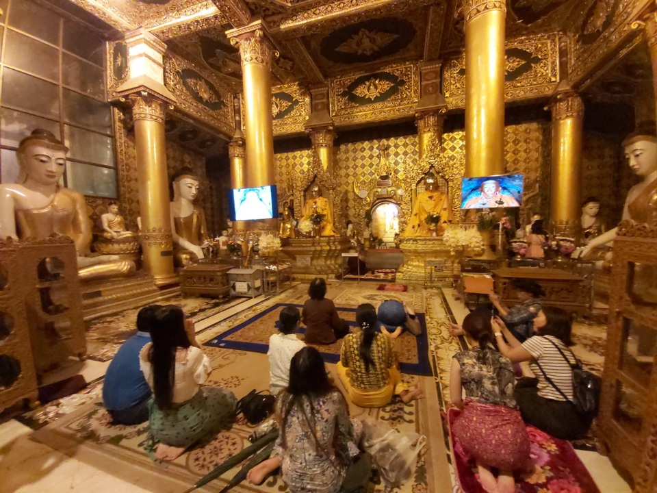 Độc đáo ngôi chùa dát 90 tấn vàng, gắn nghìn viên kim cương đắt giá ở Myanmar - 10 Độc đáo ngôi chùa dát 90 tấn vàng, gắn nghìn viên kim cương đắt giá ở Myanmar - 10