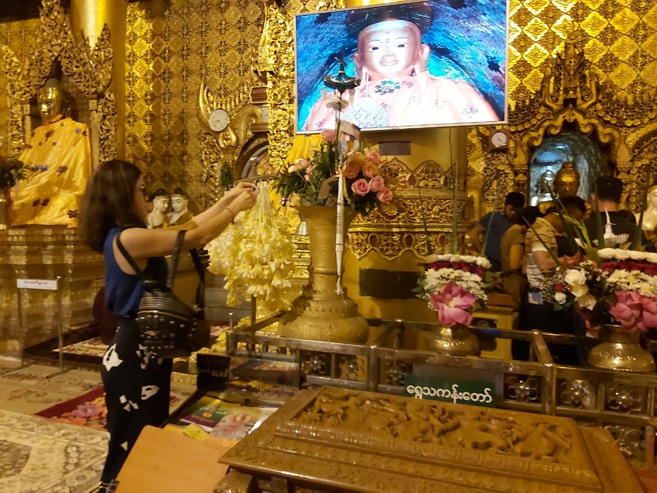 Độc đáo ngôi chùa dát 90 tấn vàng, gắn nghìn viên kim cương đắt giá ở Myanmar - 11 Độc đáo ngôi chùa dát 90 tấn vàng, gắn nghìn viên kim cương đắt giá ở Myanmar - 11