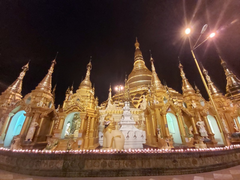 Độc đáo ngôi chùa dát 90 tấn vàng, gắn nghìn viên kim cương đắt giá ở Myanmar - 5 Độc đáo ngôi chùa dát 90 tấn vàng, gắn nghìn viên kim cương đắt giá ở Myanmar - 5