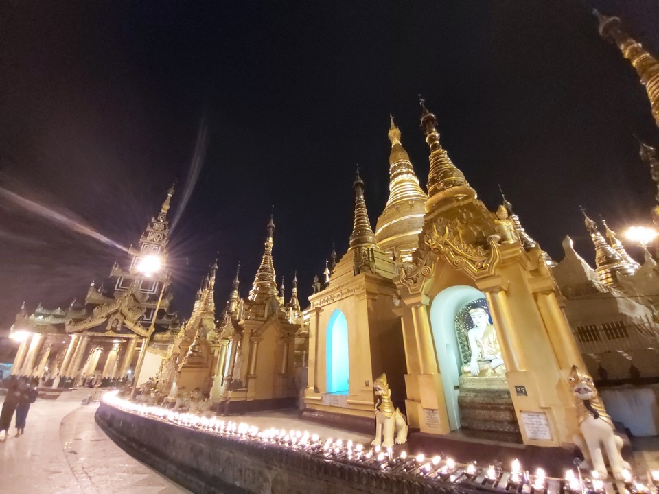 Độc đáo ngôi chùa dát 90 tấn vàng, gắn nghìn viên kim cương đắt giá ở Myanmar - 6 Độc đáo ngôi chùa dát 90 tấn vàng, gắn nghìn viên kim cương đắt giá ở Myanmar - 6