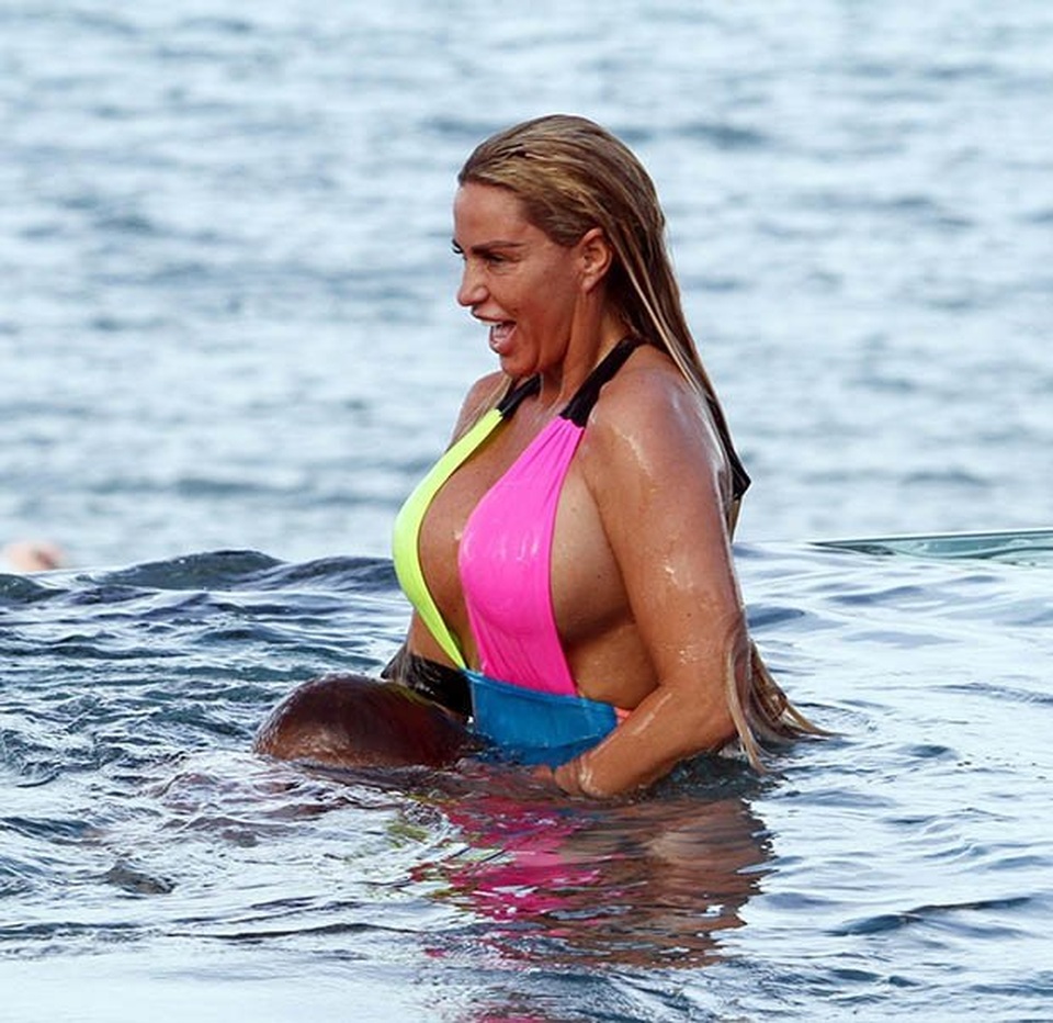 Katie Price tiếp tục làm đẹp bằng dao kéo - 8 Katie Price tiếp tục làm đẹp bằng dao kéo - 8