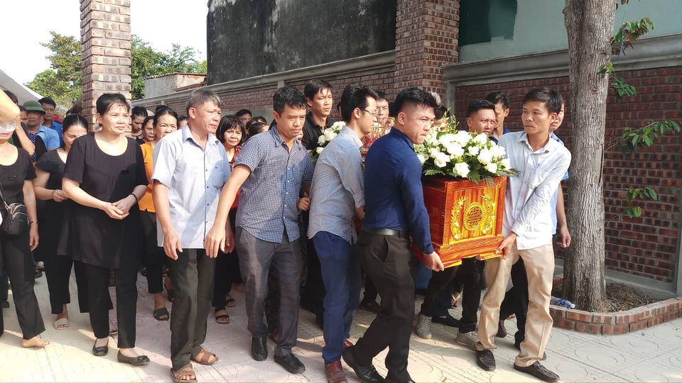 “Giờ đây mẹ không được nghe tiếng con chào mỗi khi đi học về nữa rồi” - 1 “Giờ đây mẹ không được nghe tiếng con chào mỗi khi đi học về nữa rồi” - 1