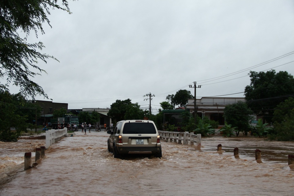 700 nhà dân bị ngập lụt do mưa lớn kéo dài - 1 700 nhà dân bị ngập lụt do mưa lớn kéo dài - 1