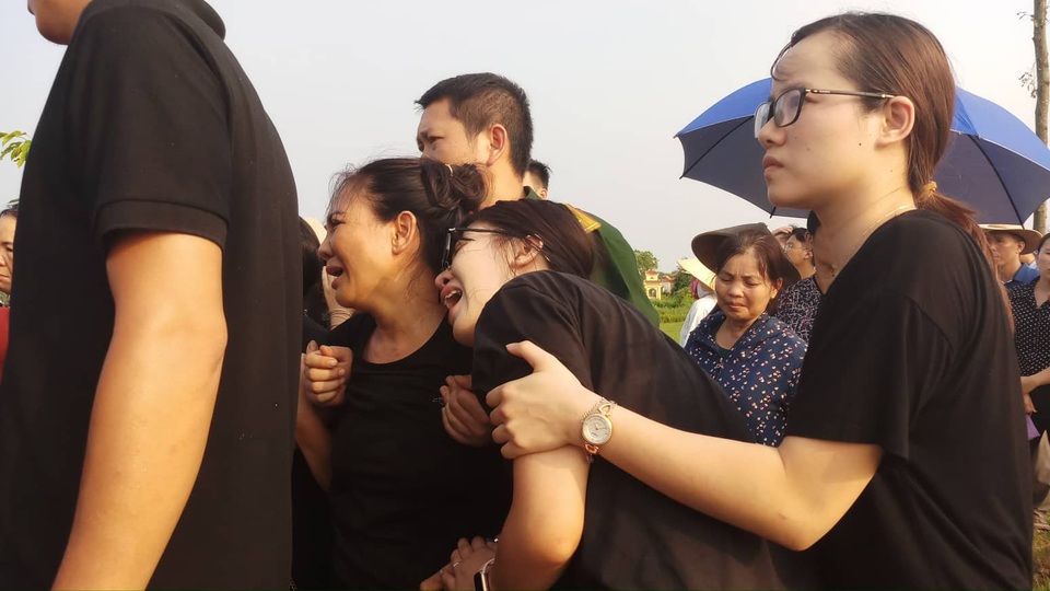 “Giờ đây mẹ không được nghe tiếng con chào mỗi khi đi học về nữa rồi” - 10 “Giờ đây mẹ không được nghe tiếng con chào mỗi khi đi học về nữa rồi” - 10