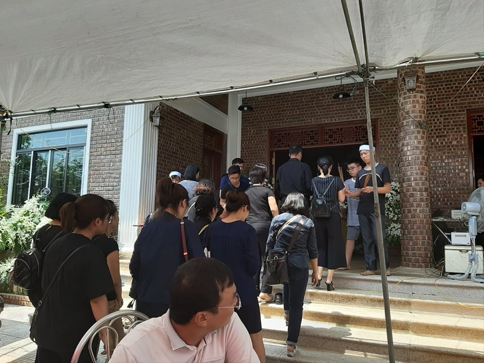 Xót xa đám tang hoa trắng của bé trai bị bỏ quên suốt 9 tiếng trên xe đưa đón - 6 Xót xa đám tang hoa trắng của bé trai bị bỏ quên suốt 9 tiếng trên xe đưa đón - 6