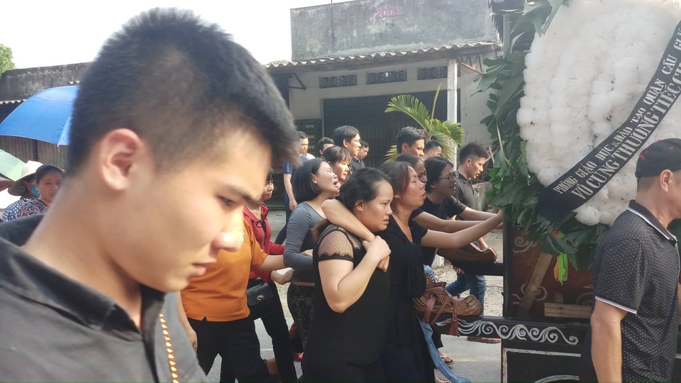 “Giờ đây mẹ không được nghe tiếng con chào mỗi khi đi học về nữa rồi” - 9 “Giờ đây mẹ không được nghe tiếng con chào mỗi khi đi học về nữa rồi” - 9