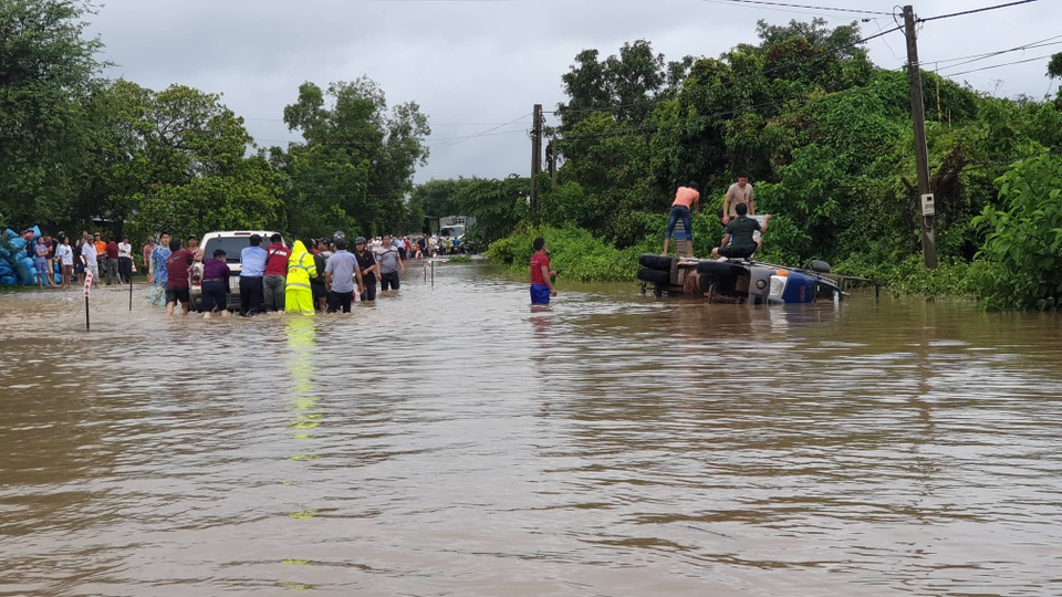 700 nhà dân bị ngập lụt do mưa lớn kéo dài - 4 700 nhà dân bị ngập lụt do mưa lớn kéo dài - 4