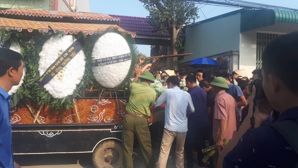 “Giờ đây mẹ không được nghe tiếng con chào mỗi khi đi học về nữa rồi” - 4 “Giờ đây mẹ không được nghe tiếng con chào mỗi khi đi học về nữa rồi” - 4