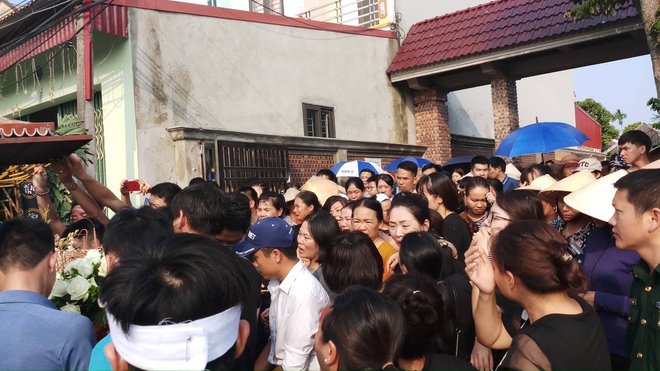 “Giờ đây mẹ không được nghe tiếng con chào mỗi khi đi học về nữa rồi” - 6 “Giờ đây mẹ không được nghe tiếng con chào mỗi khi đi học về nữa rồi” - 6