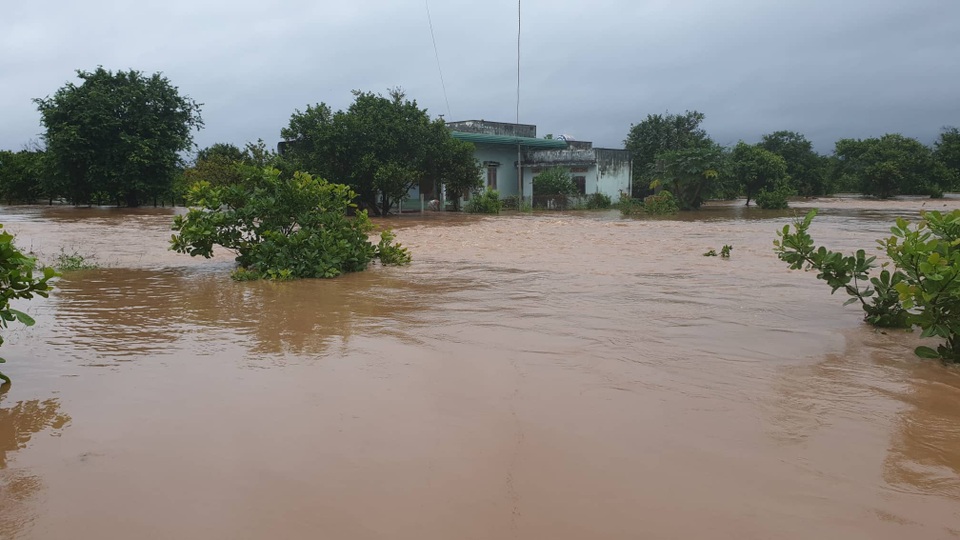 700 nhà dân bị ngập lụt do mưa lớn kéo dài - 2 700 nhà dân bị ngập lụt do mưa lớn kéo dài - 2