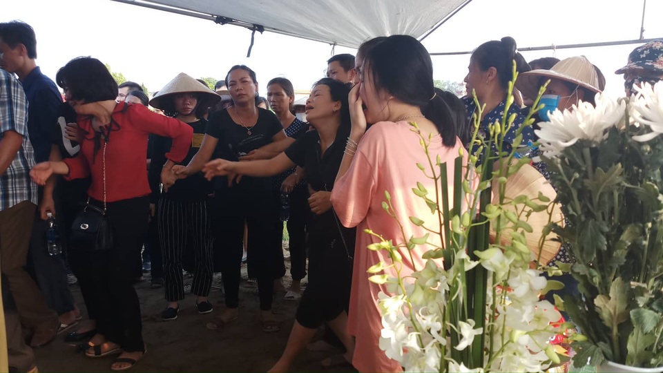 “Giờ đây mẹ không được nghe tiếng con chào mỗi khi đi học về nữa rồi” - 8 “Giờ đây mẹ không được nghe tiếng con chào mỗi khi đi học về nữa rồi” - 8