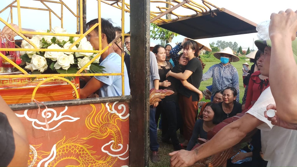 “Giờ đây mẹ không được nghe tiếng con chào mỗi khi đi học về nữa rồi” - 2 “Giờ đây mẹ không được nghe tiếng con chào mỗi khi đi học về nữa rồi” - 2